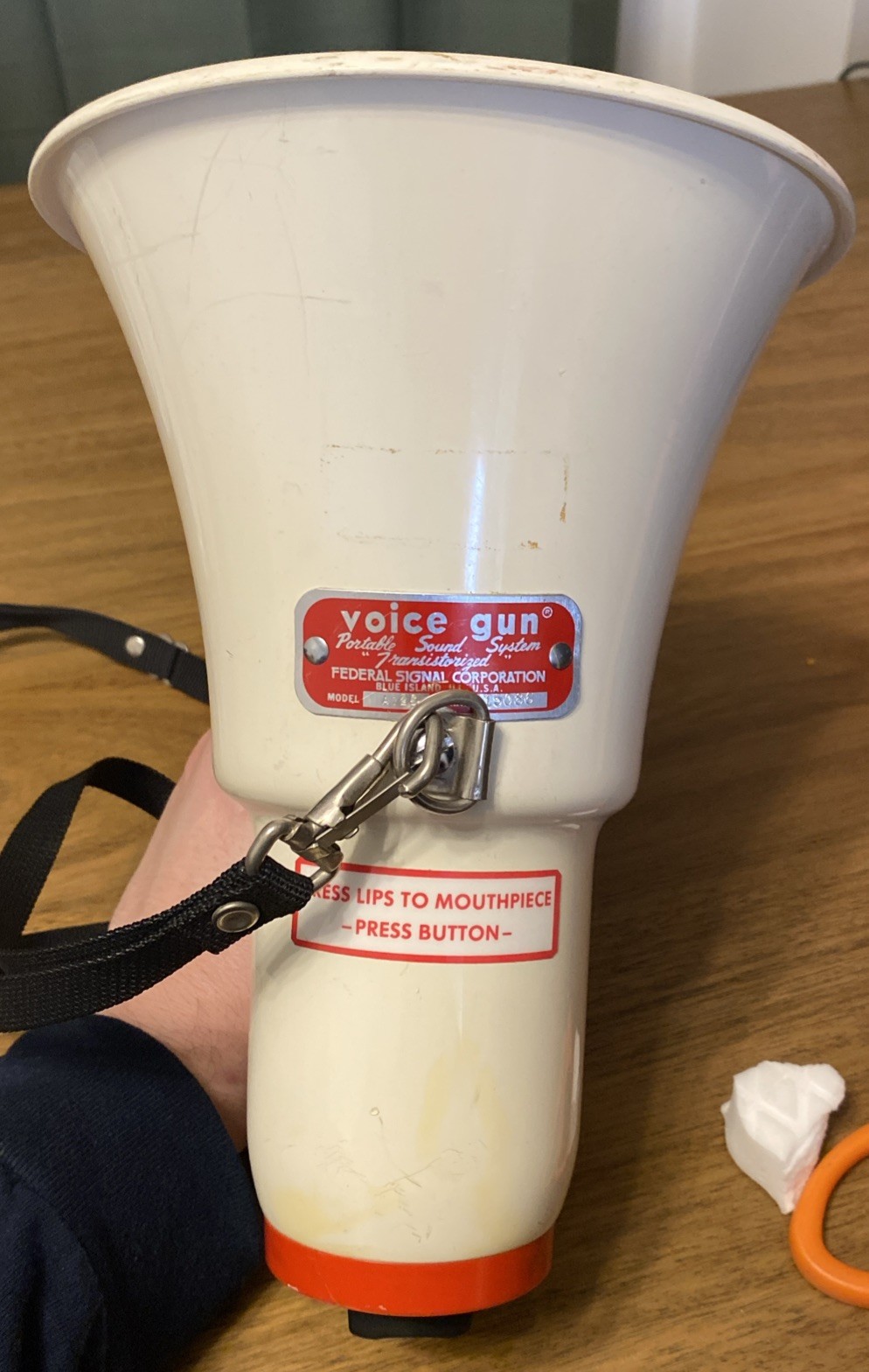 FEDERAL SIGNAL VOICE GUN MEGAPHONE BULLHORN A12S  VINTAGE HEAVY DUTY