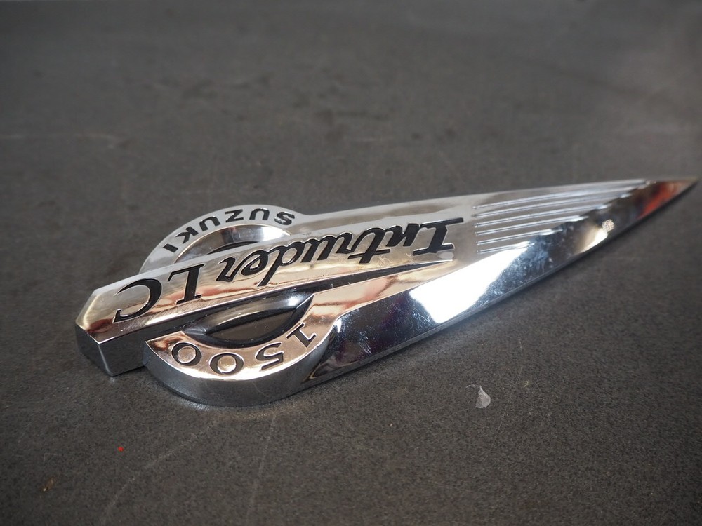 EMBLEM SUZUKI VL1500 1998 68111-10F00 16886
