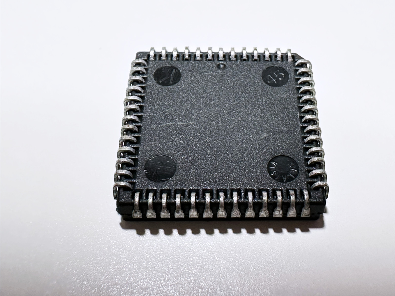 MC68HC711E9CFN3 Motorola 8 Bit Microcontroller 12KB OTP 512B RAM PLCC-52