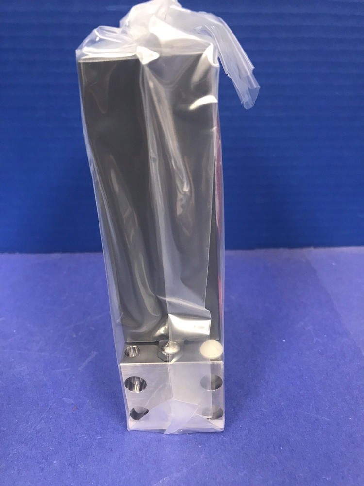 Tylan 2979 MFC Mass Flow Controller CH2F2, 100 SCCM, Block Mount, Refrb