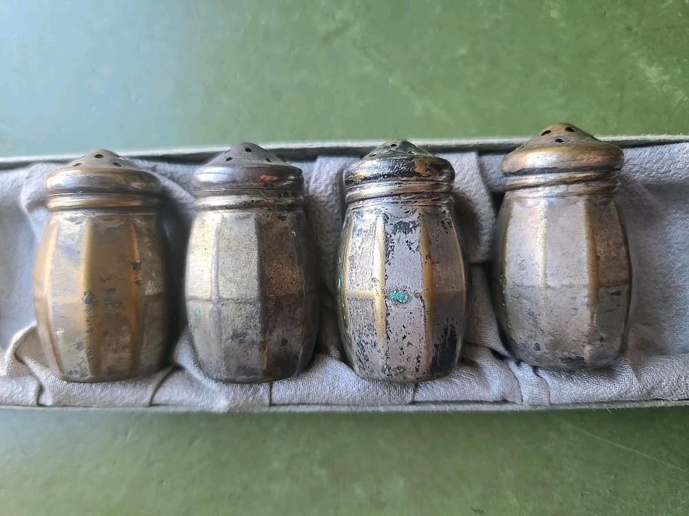 VTG Wm A Rogers 4 Mini Silver-plated Individual Shakers Set 2"