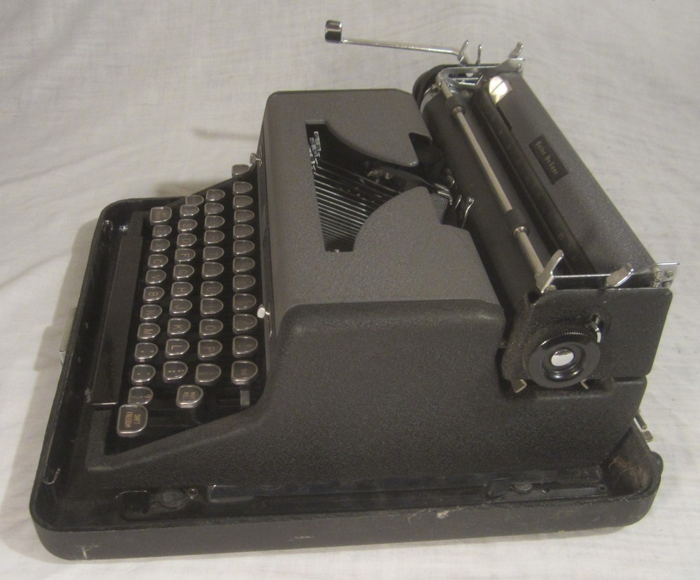 ROYAL Quiet DeLuxe Portable TYPEWRITER with HARD CASE -- 1948