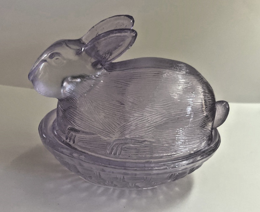 Vintage LE Smith Glass Lavender Purple Bunny Rabbit on Woven Nest 4.5"