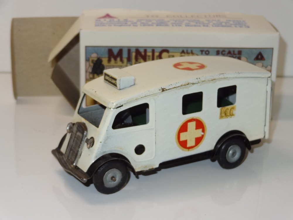 Triang Minic 75M SHORT BONNET AMBULANCE