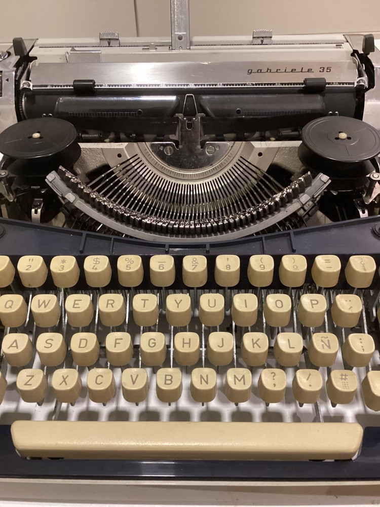 ADLER GABRIELE 35 TYPEWRITER. CURSIVE TYPEFACE. MADE IN GERMANY 1970.
