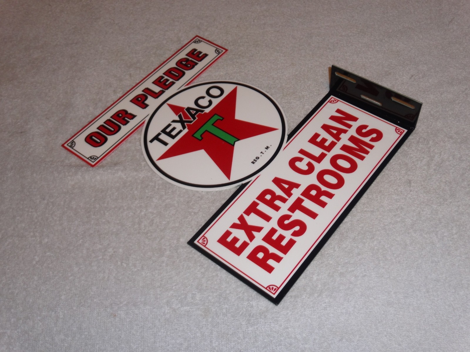 VINTAGE TEXACO OUR PLEDGE CLEAN RESTROOMS 11 3/4" METAL GASOLINE OIL FLANGE SIGN