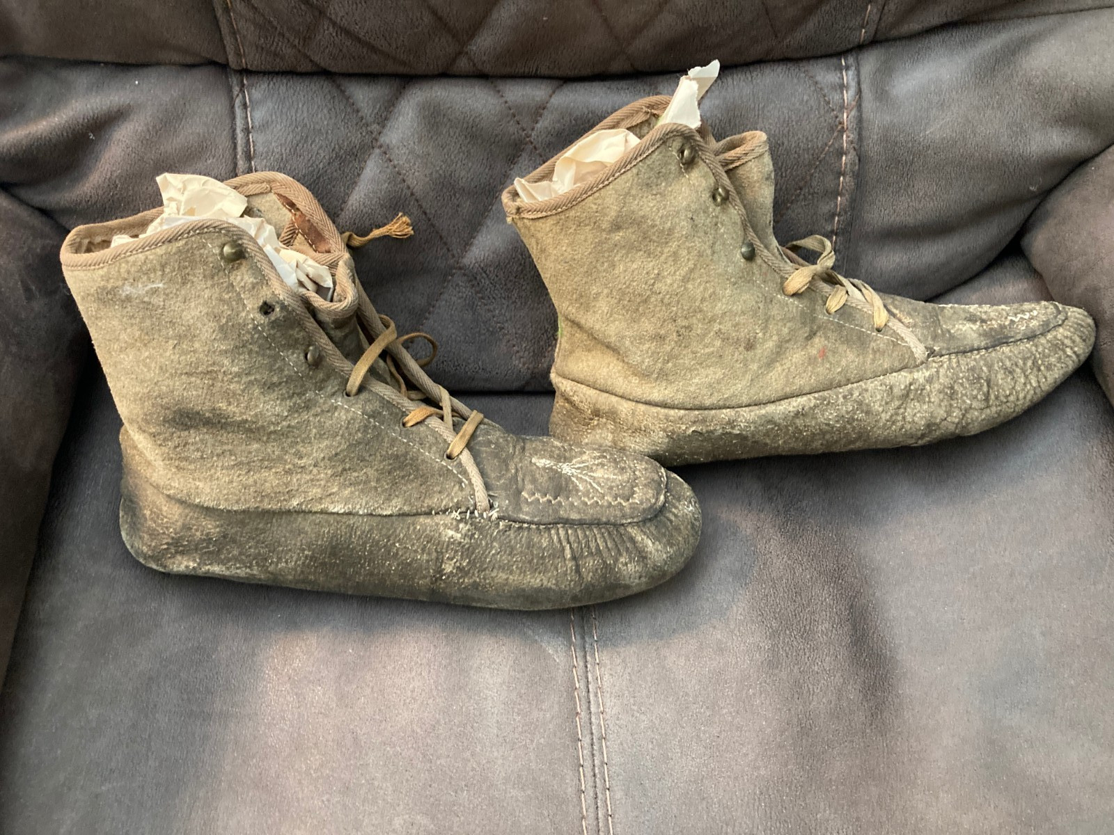 VINTAGE ALASKAN ESKIMO INUIT ESKIMO MUKLIK LEATHER MOCCASINS