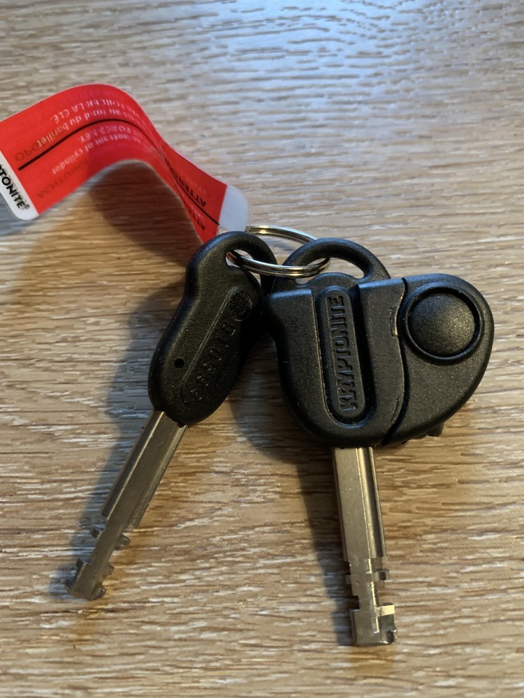 NEW~KRYPTONITE~EVOLUTION LITE~ MINI LOCK 6~ANTI-THEFT~U LOCK~KEYS & 1 WITH LIGHT