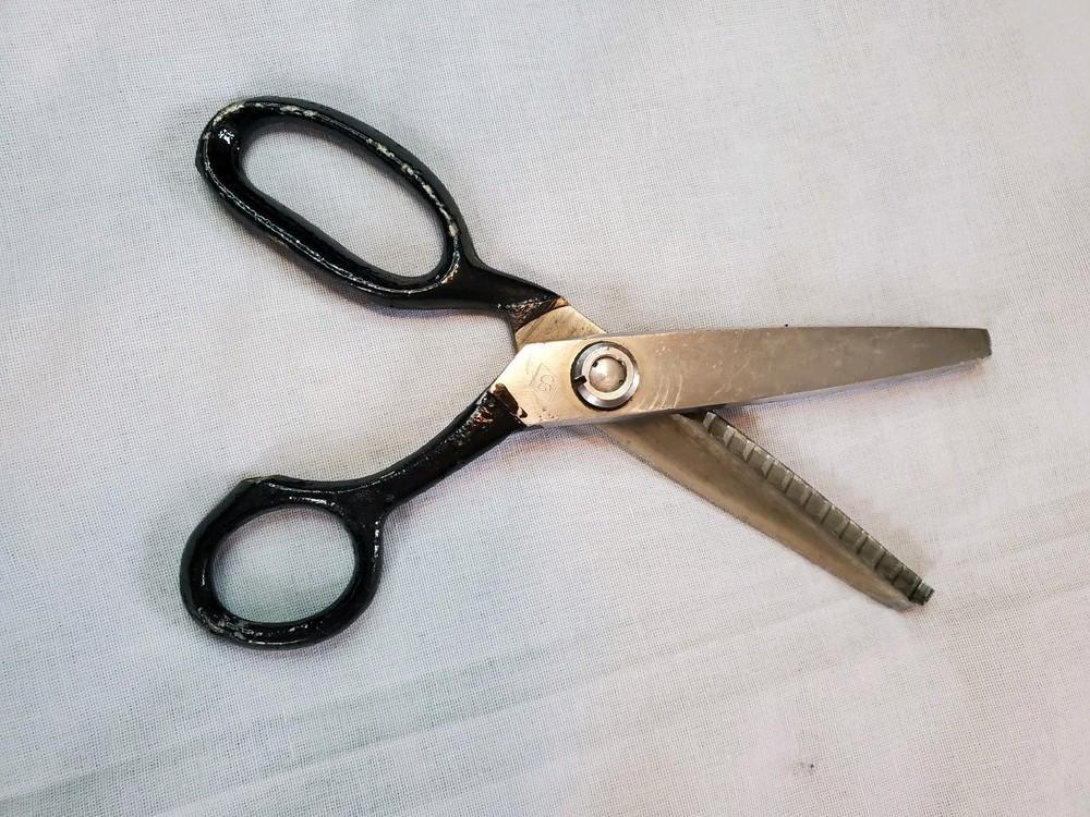 Vintage 7" CG Pinking Shears Scissors Japan Black Handle
