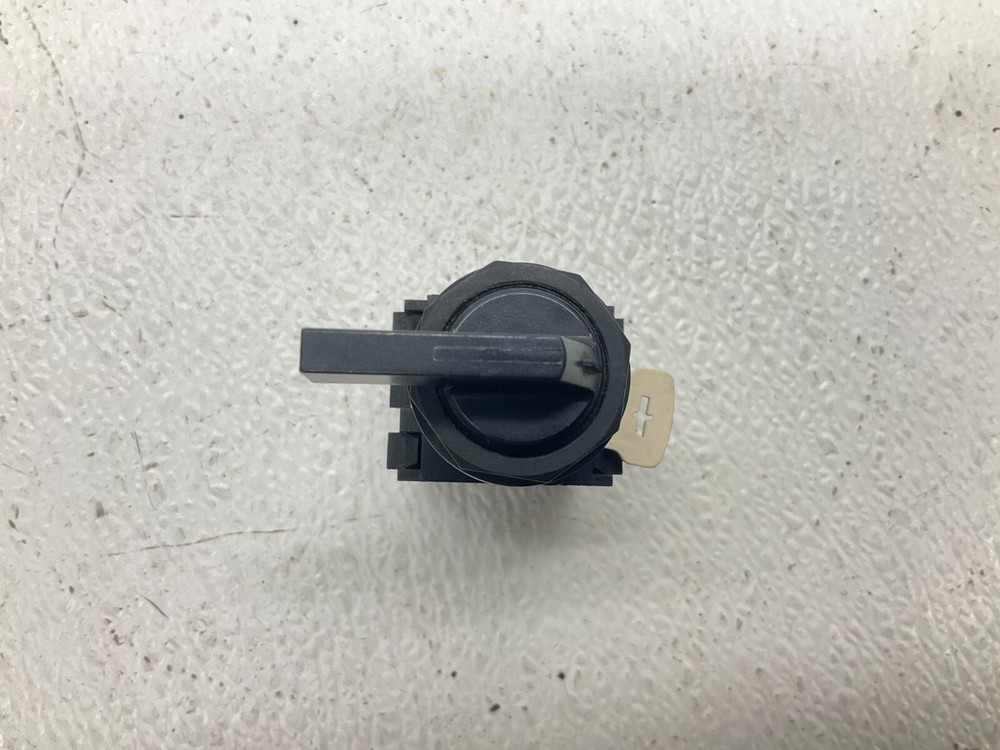 Cutler Hammer Eaton E22B2 2 Position Momentary Selector Switch Ser. A1 (TSC)