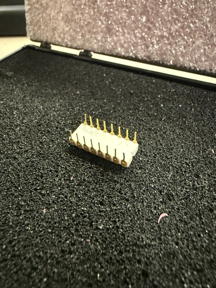 Microsystems ML1101A PMOS SRAM Ceramic IC DIP – Zebra / Gray Trace