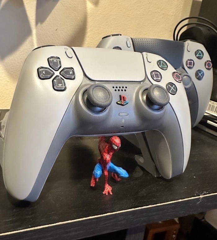 Spider-Man Controller Stand (Lifting Up Dualsense) Hand-Painted PS5 Display