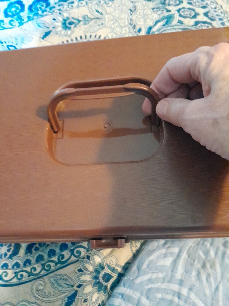 Vtg The Thread Bed W/ Box 1978 & 4 Wilson Plastic Thread Holder Containers