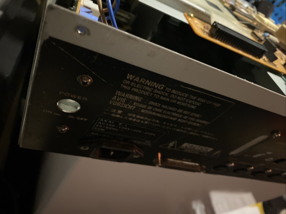 AKAI MPC 2000 Drum Machine Sampler Disk Powers On Linn Midi Beats