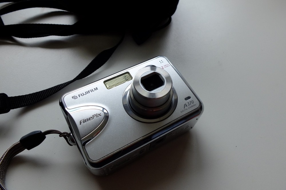 Fujifilm FinePix A370 5.2MP Compact Digital Camera + Case No Memory card Working