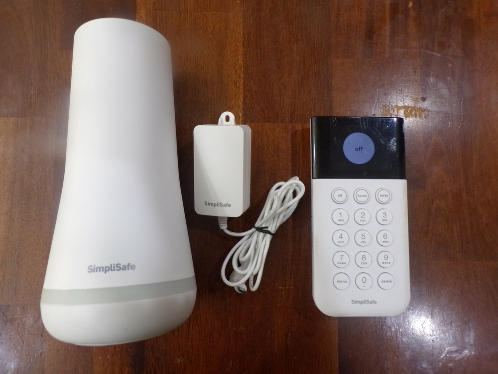 SimpliSafe Security System (9 Pieces)