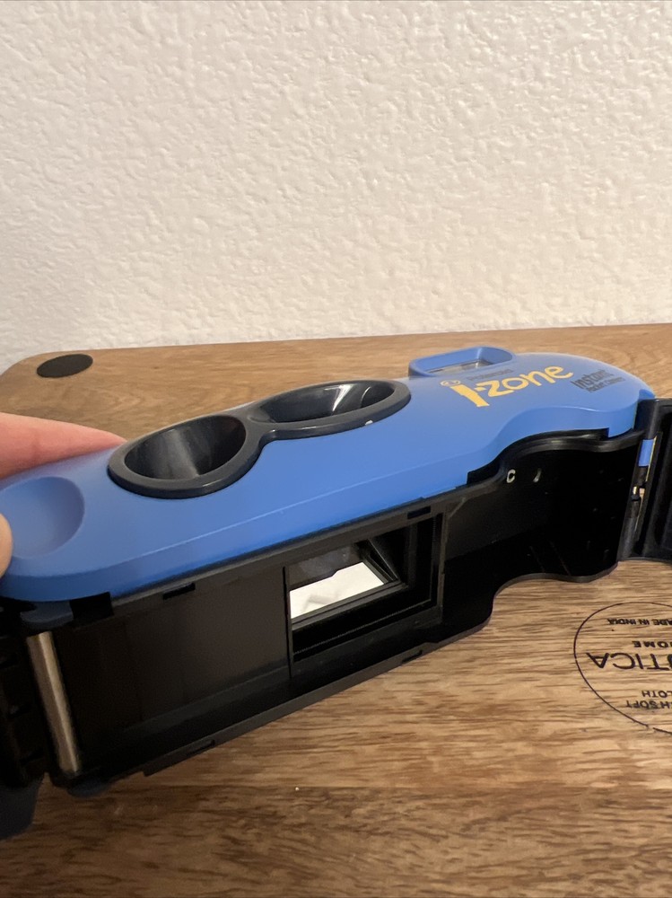 POLAROID I-ZONE BLUR INSTANT POCKET CAMERA (PRE-OWNED)