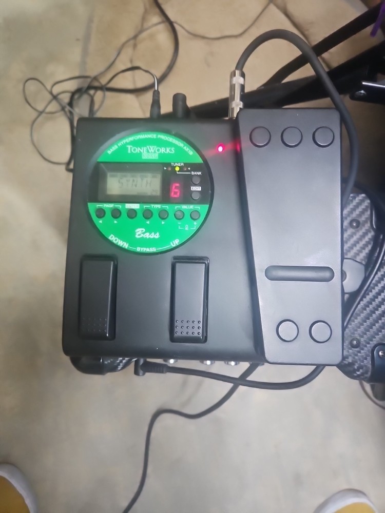 KORG ToneWorks AX1B Bass Multi Effect Processor Pedal + POWER SUPPLY