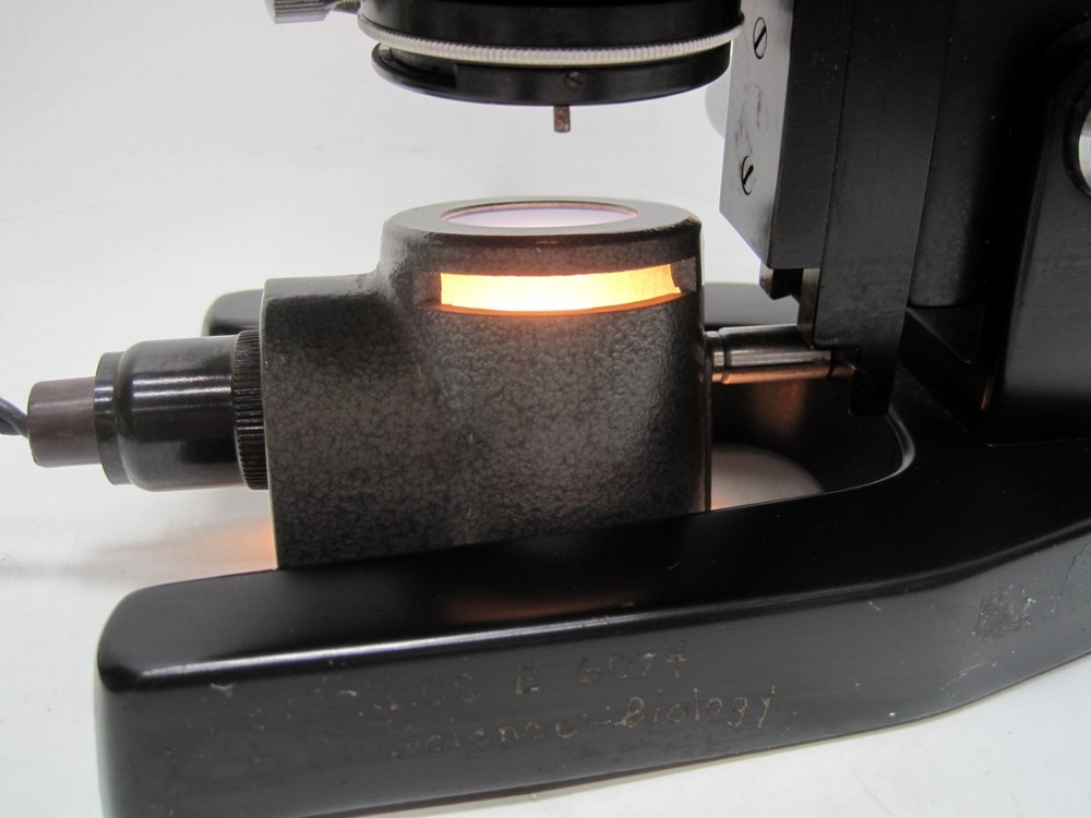 VTG Wolfe Wetzlar Monocular Microscope W/4 Objectives, X Y Stage & Light Source