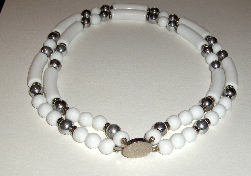 VTG 2 STRAND WHITE LUCITE & SILVERTONE RECTANGULAR & ROUND BEAD NECKLACE - NICE!