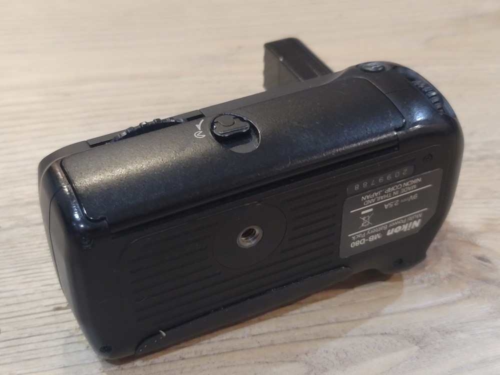 Nikon MB-D80 Multi Power Battery Pack Grip for D80