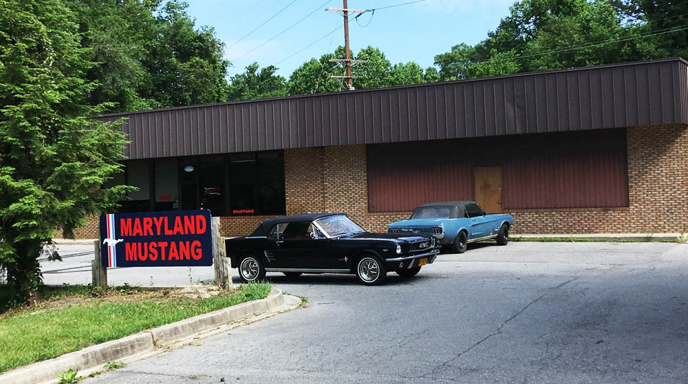 New! 1968 - 1970 Mustang Standard Interior Door Window Handles with black Knobs