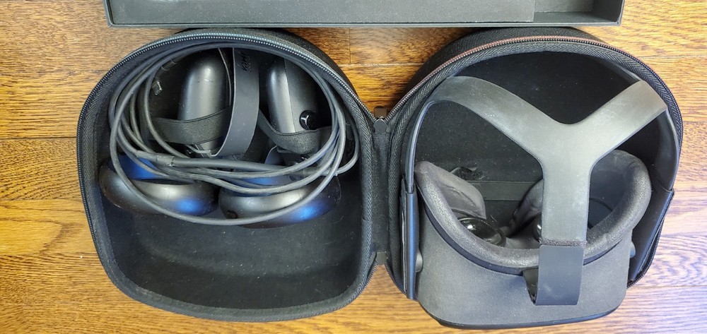 Oculus Quest Black Standalone VR Headset with Controllers