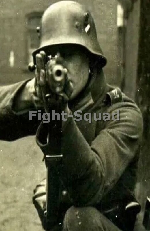 WW2 Picture Photo German Soldier Ready to Fire 3325