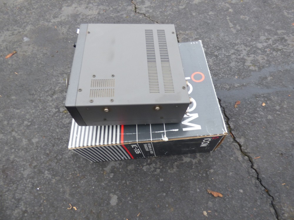 Icom IC-726 transciever w/external speaker