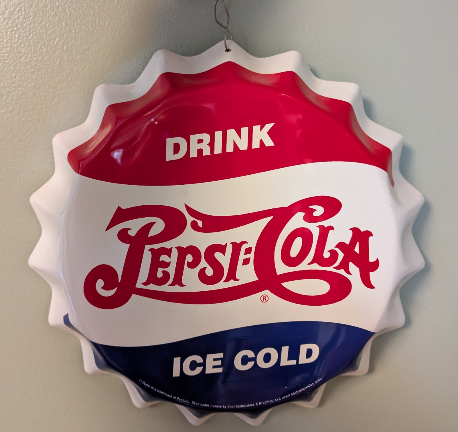 Decorative 3D bottle cap-shaped metal sign featuring the vintage Pepsi-Cola logo