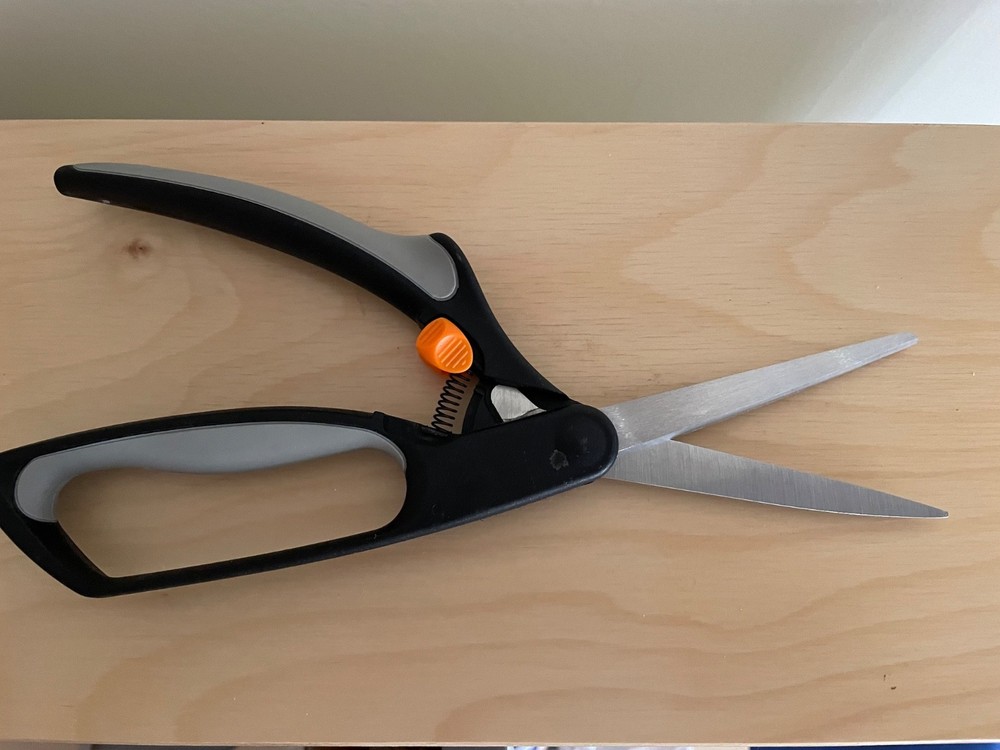 FISKARS Gentle Spring Assist Sewing Scissors Softouch Grip Locking Shears EUC