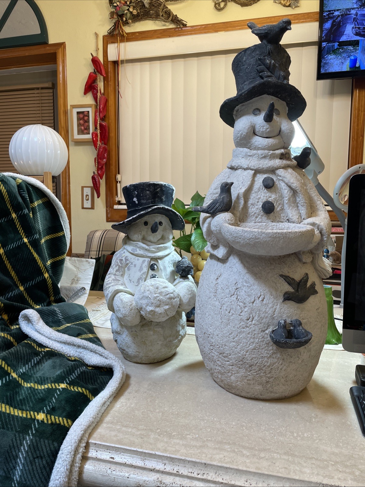 Christmas Snowman Bird Feeders Black Birds Fiberglass Mix Materials Beautiful 2