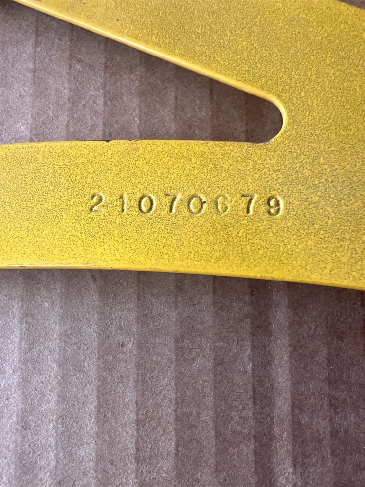 VOLVO VNL FAIRING BRACKET/MOUNT (driver) 21070679