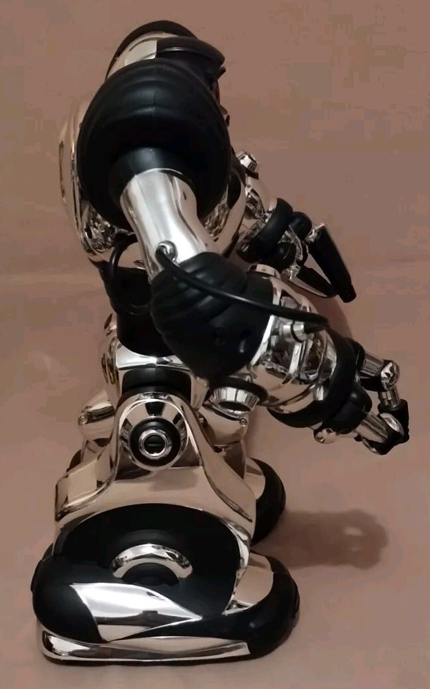 2004 WOWWEE ROBOSAPIEN Chrome Silver Robot w/ Remote Control ~ WORKS GREAT!