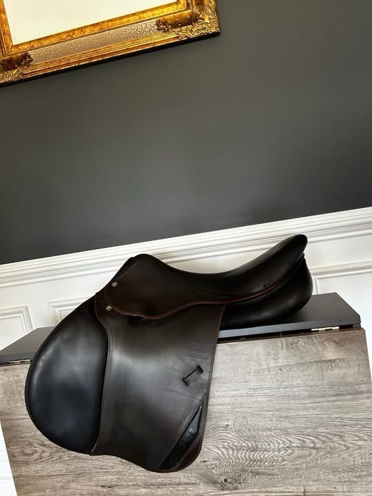 Devoucoux English Jumping Saddle