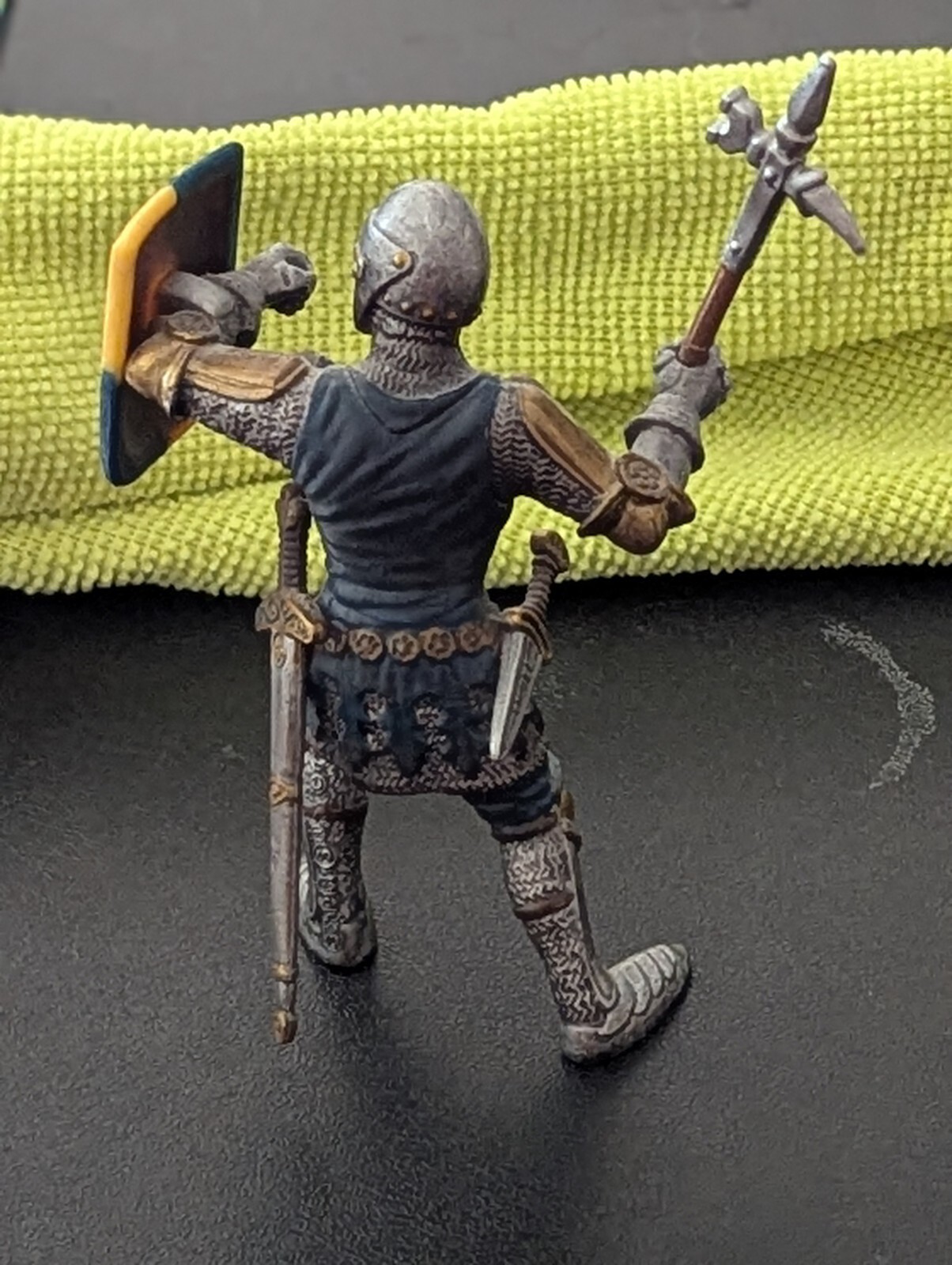 AWESOME SCHLEICH WARRIOR MEDIEVAL W/ SHIELD & SWORD READY FOR BATTLE MFG 2003