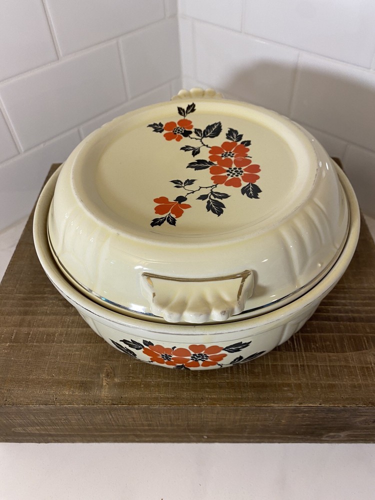 Hall Superior Kitchenware Red Poppy Pattern Covered 1.5 Quart Casserole Baker