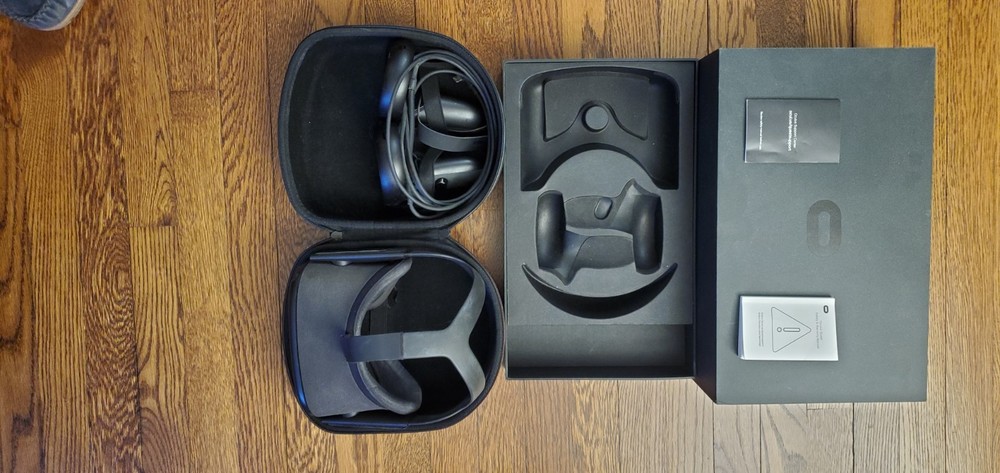 Oculus Quest Black Standalone VR Headset with Controllers
