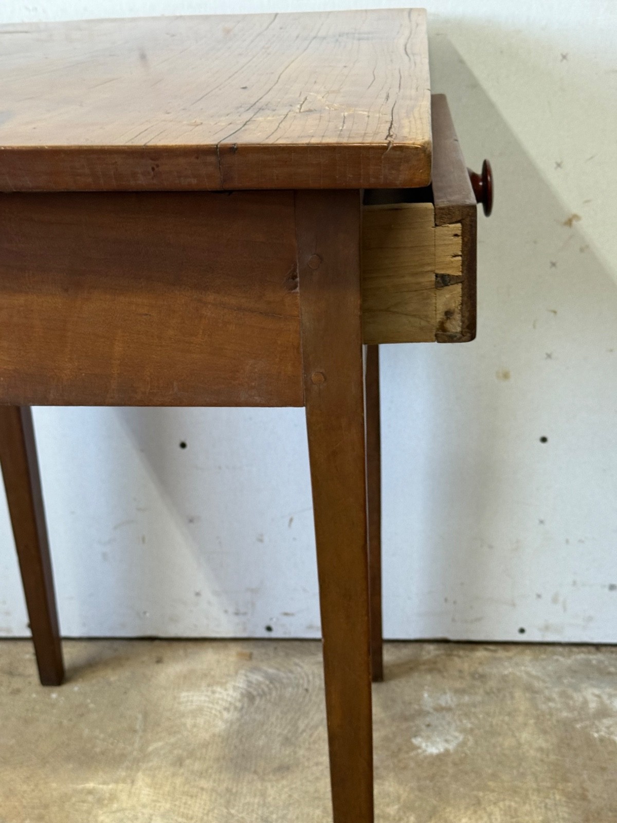 antique country Hepplewhite figured walnut night stand table 1800 farmhouse