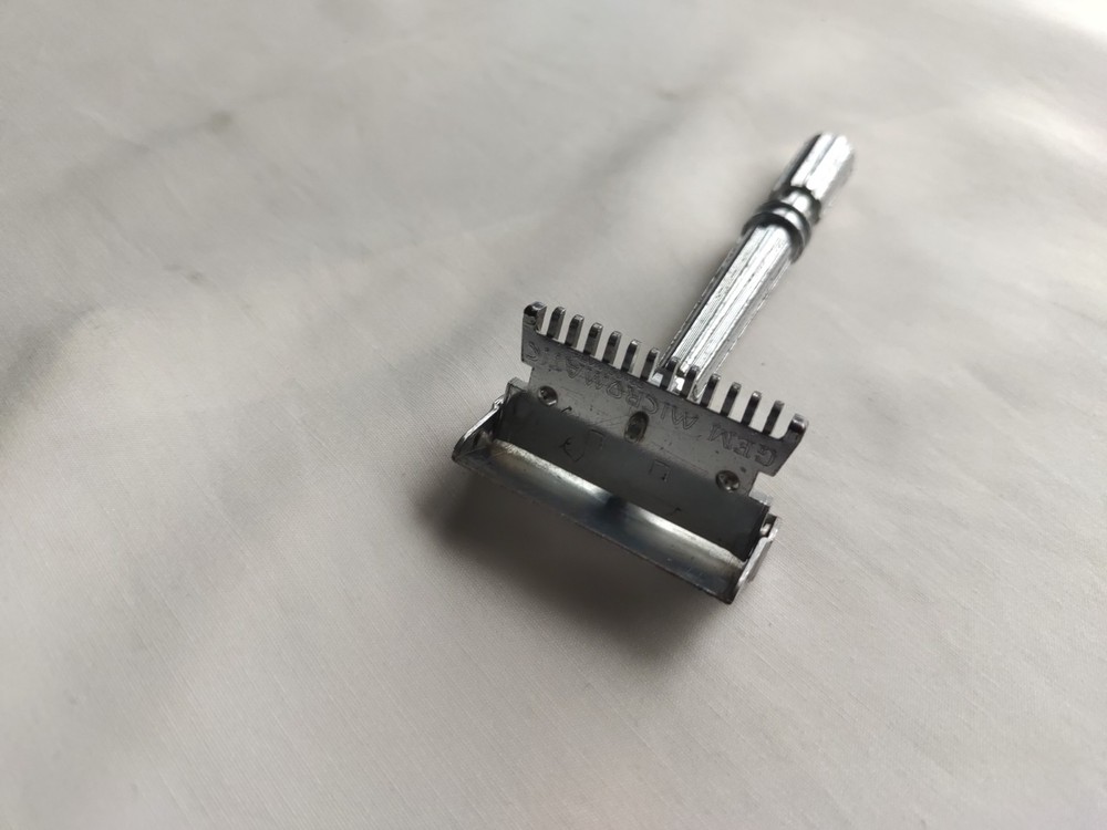 Gem Micromatic Open Comb Type Silver Tone SE Safety Razor