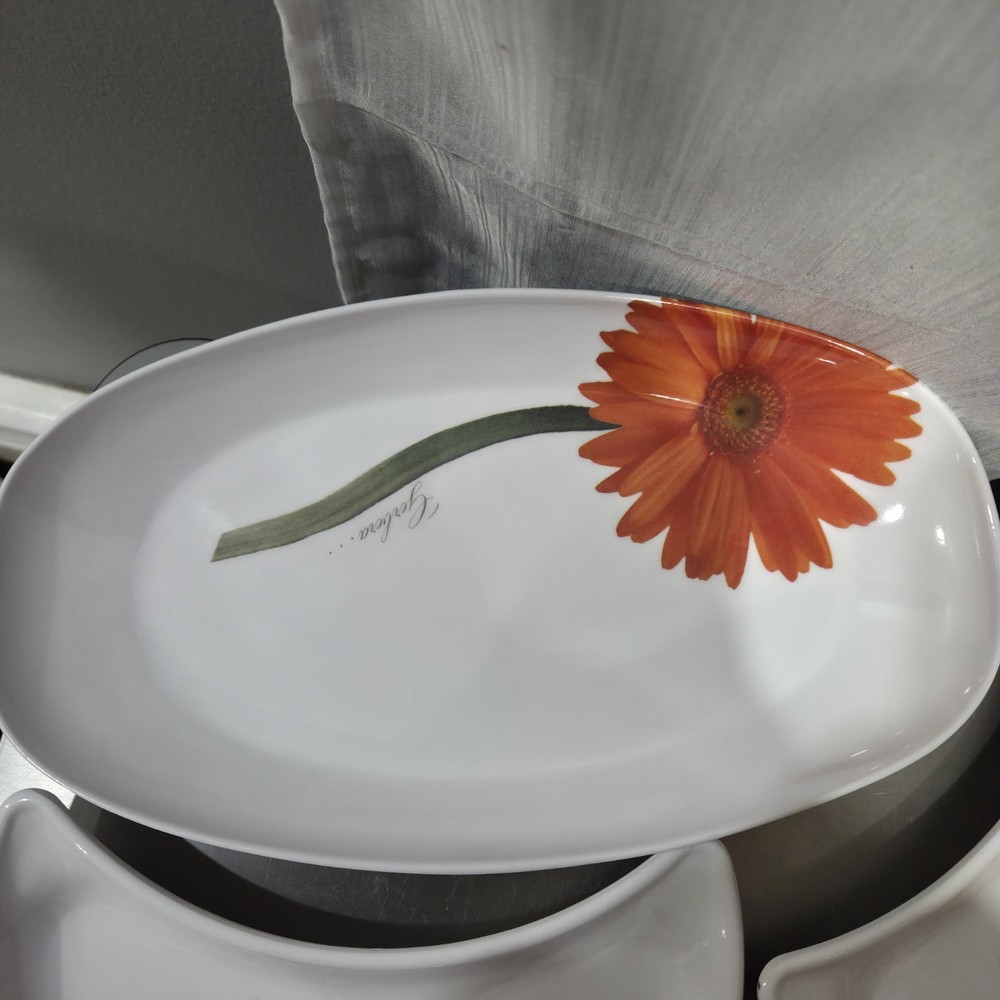 Flamefield Melamine Dishes 1 Platter And Set/2 Crescent Dishes Gerbera