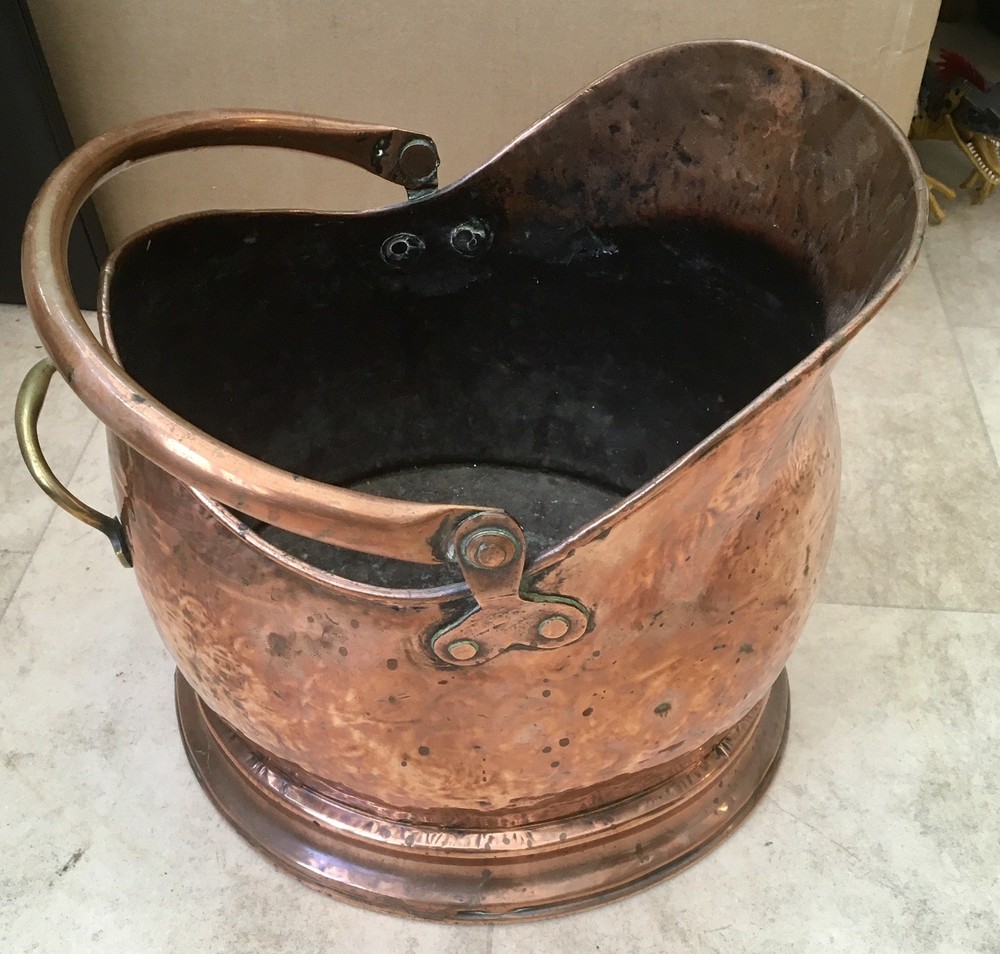 AN ANTIQUE HAND HAMMERED SOLID COPPER COAL BUCKET SCUTTLE CIRCA 1895