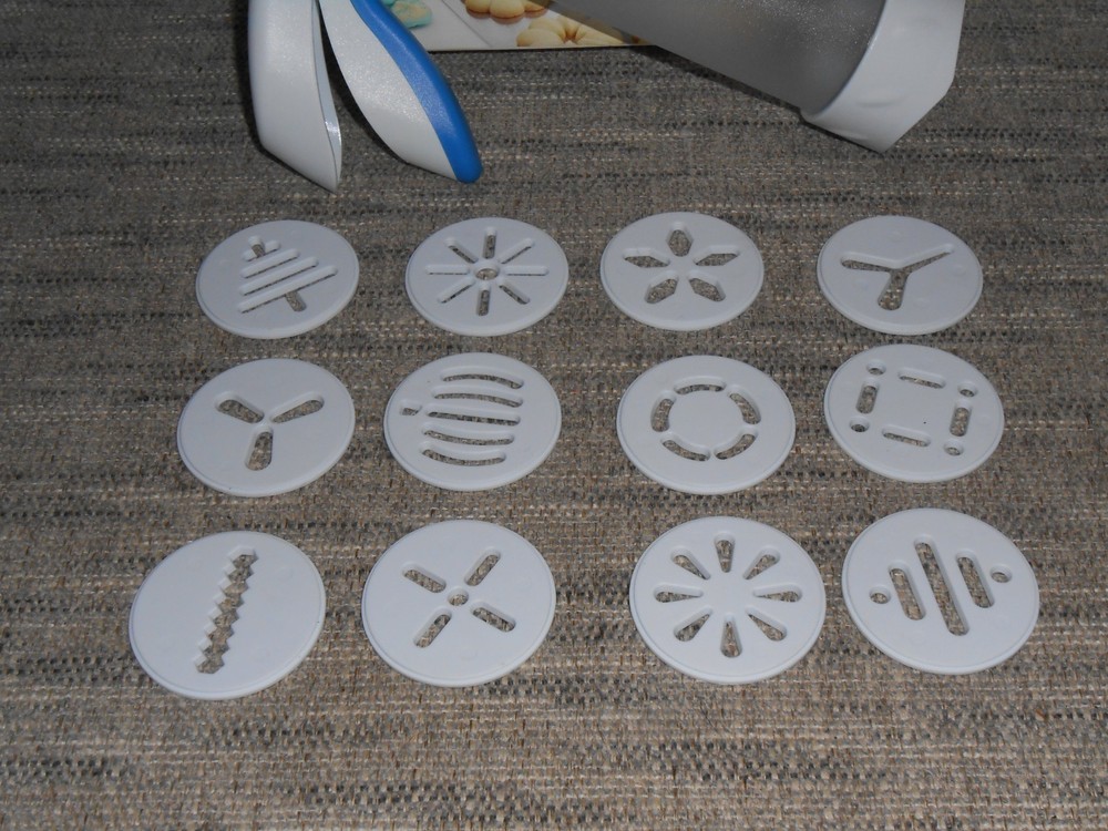 Wilton Cookie Press Ergonomic Easy-Squeeze Handle with 12 Discs