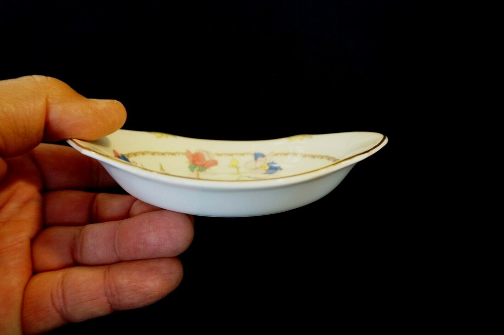 Beautiful Royal Doulton Anemone Nut Dish