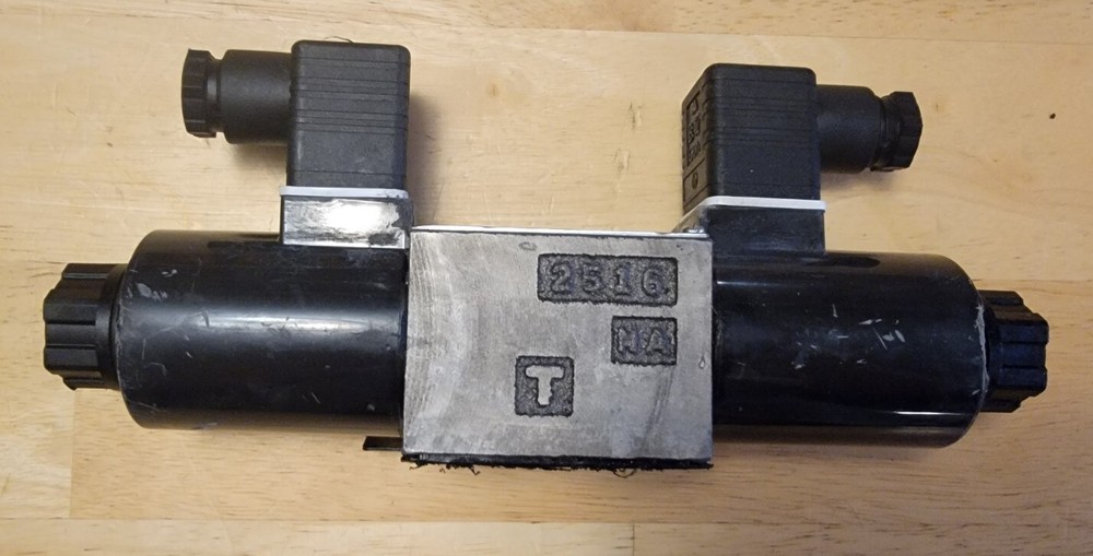 NEW Nachi SA-G01-C5-D2-E40 Directional Control Valve