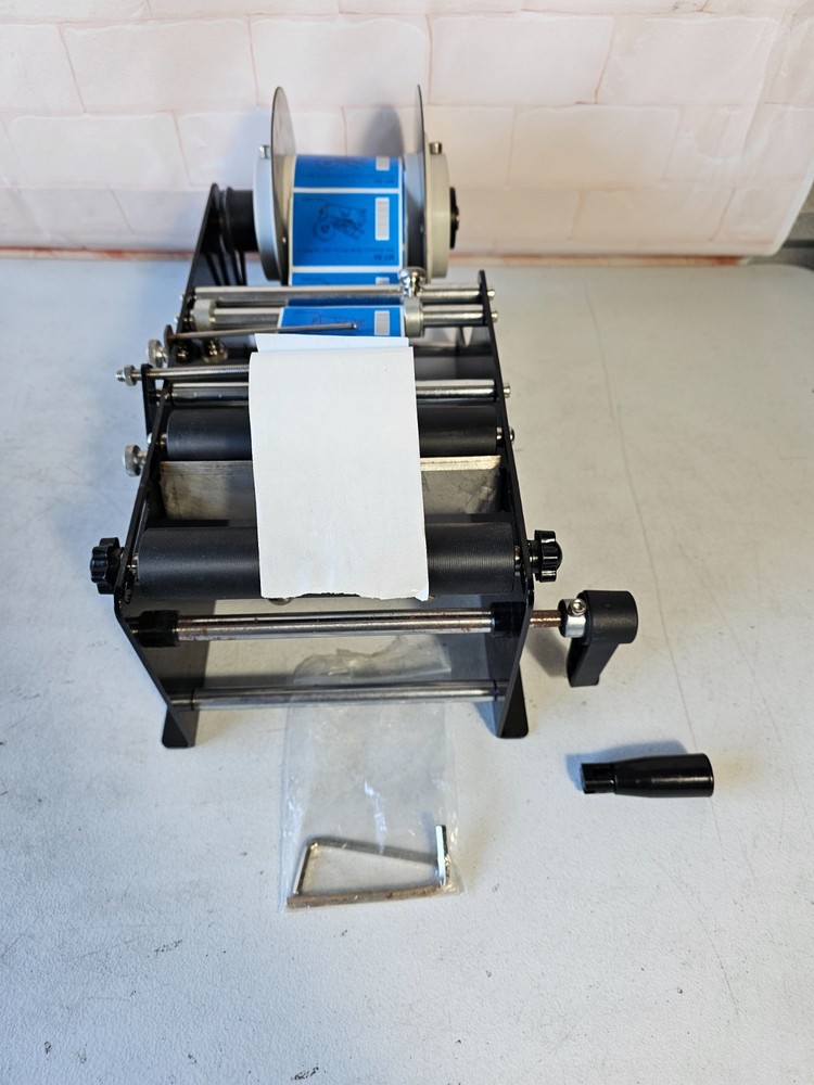 MT-30 Semi-automatic Round Bottle Labeling Machine