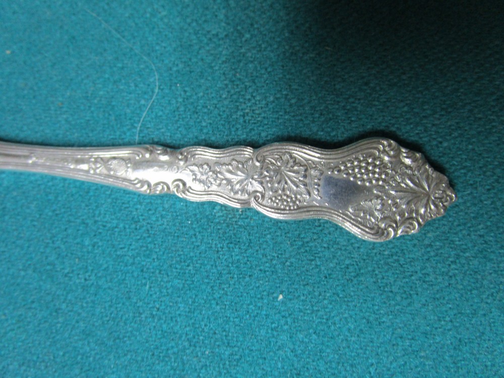 Wm "Rogers' 6 Small Fruit/ Fish / Spread Knives Repousse