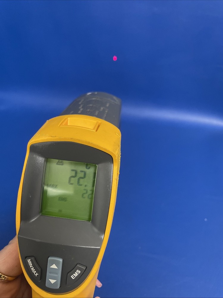 Fluke 561 Infrared Thermometer, Backlit LCD, -40 Degrees/ WORKING /