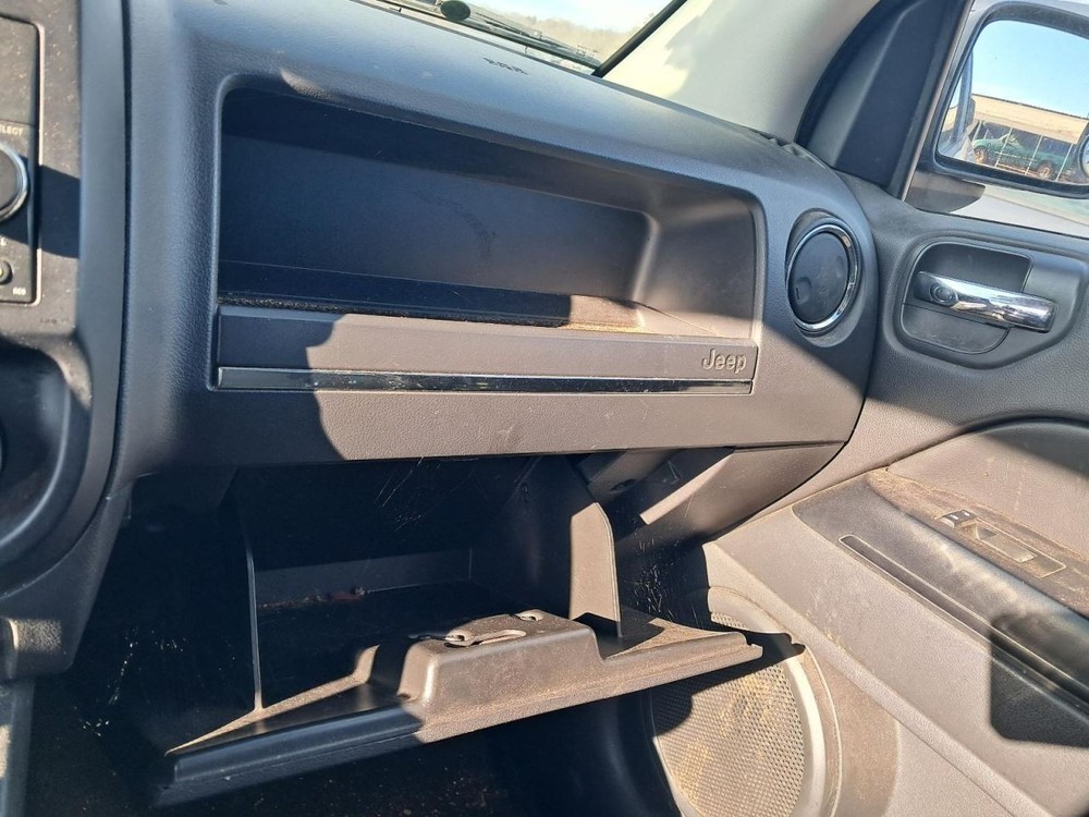 COMPASS 2011 Glove Box 4893478