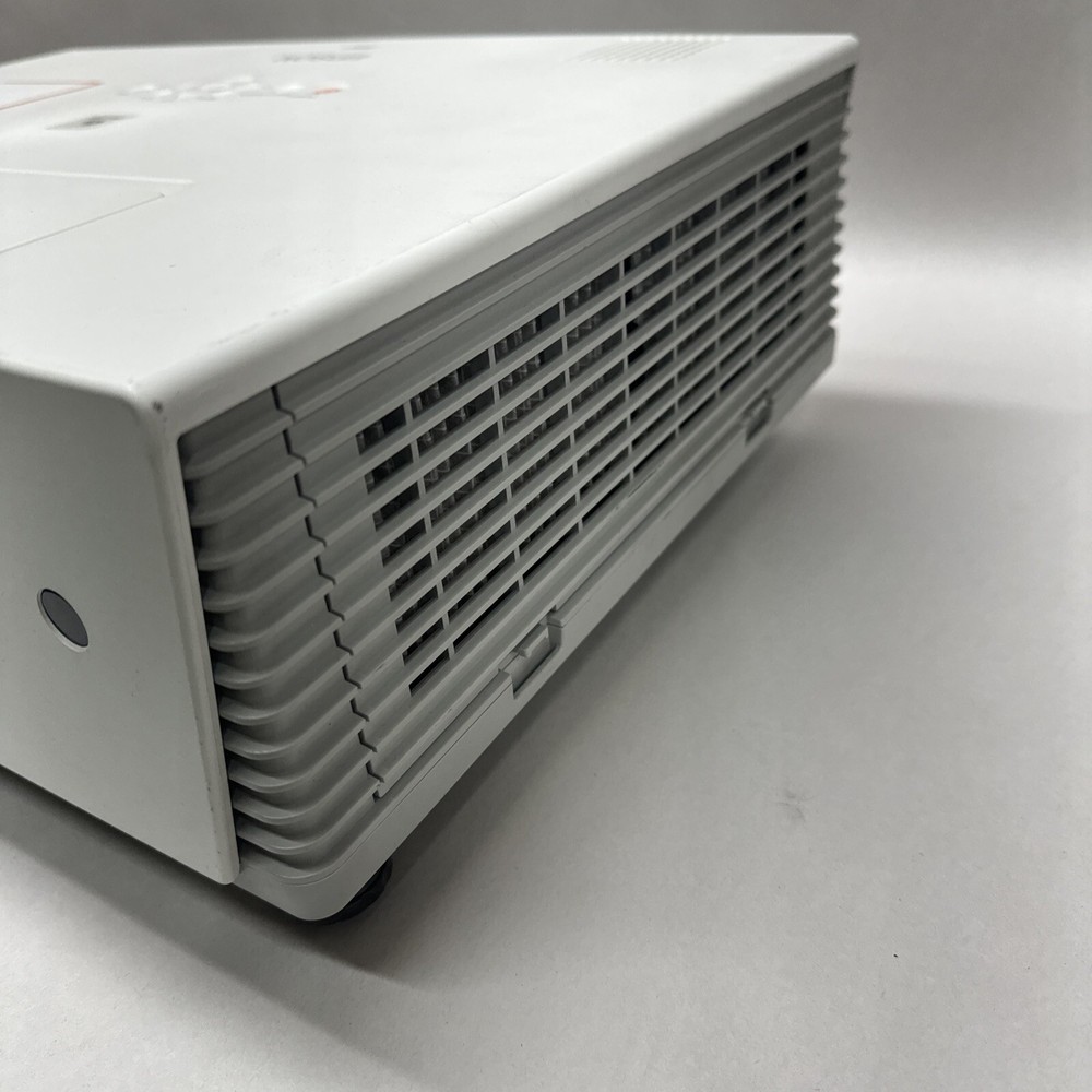 Epson PowerLite 6110i Projector LCD 3500 Lumens Variable Projector +Lamp & Cable